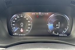 punainen Volvo XC60 2021 kuva 18.