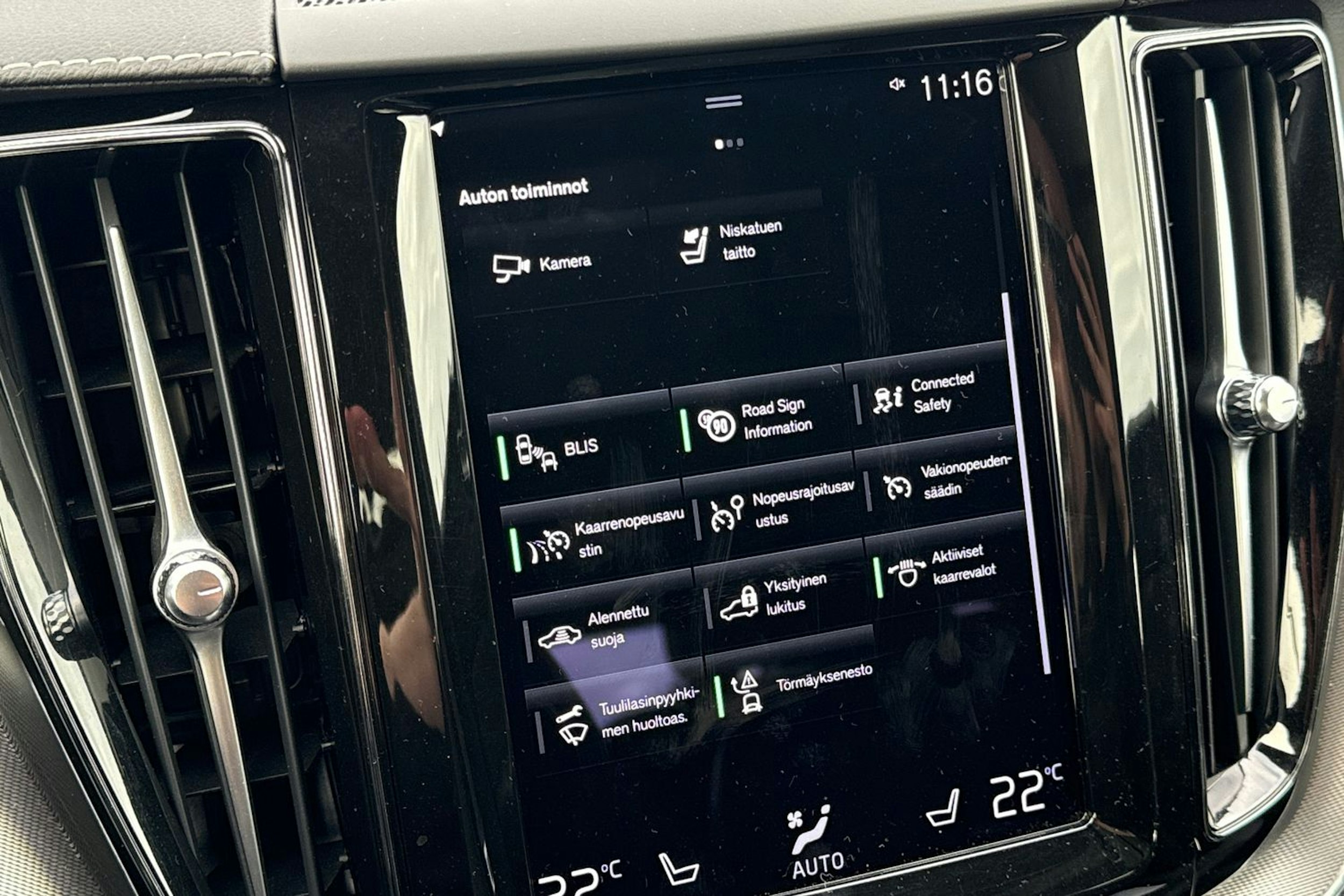 punainen Volvo XC60 2021 kuva 20.