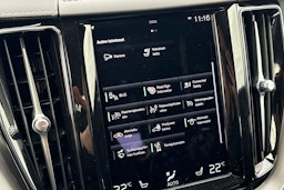punainen Volvo XC60 2021 kuva 20.