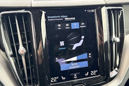 punainen Volvo XC60 2021 kuva 22.
