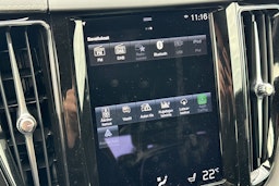 punainen Volvo XC60 2021 kuva 23.