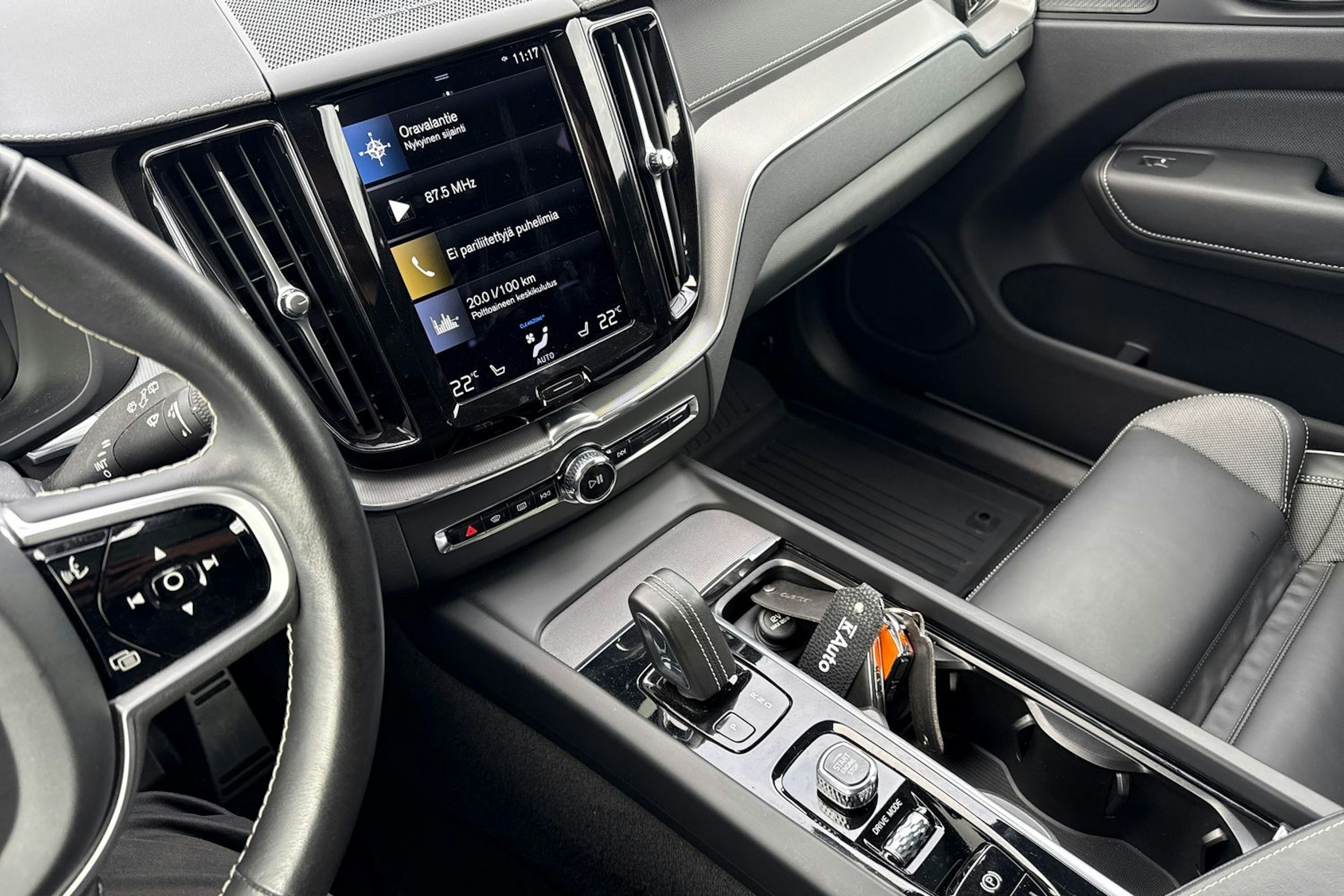 punainen Volvo XC60 2021 kuva 24.