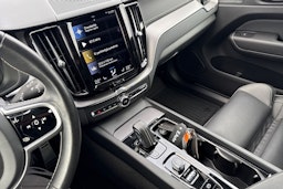 punainen Volvo XC60 2021 kuva 24.