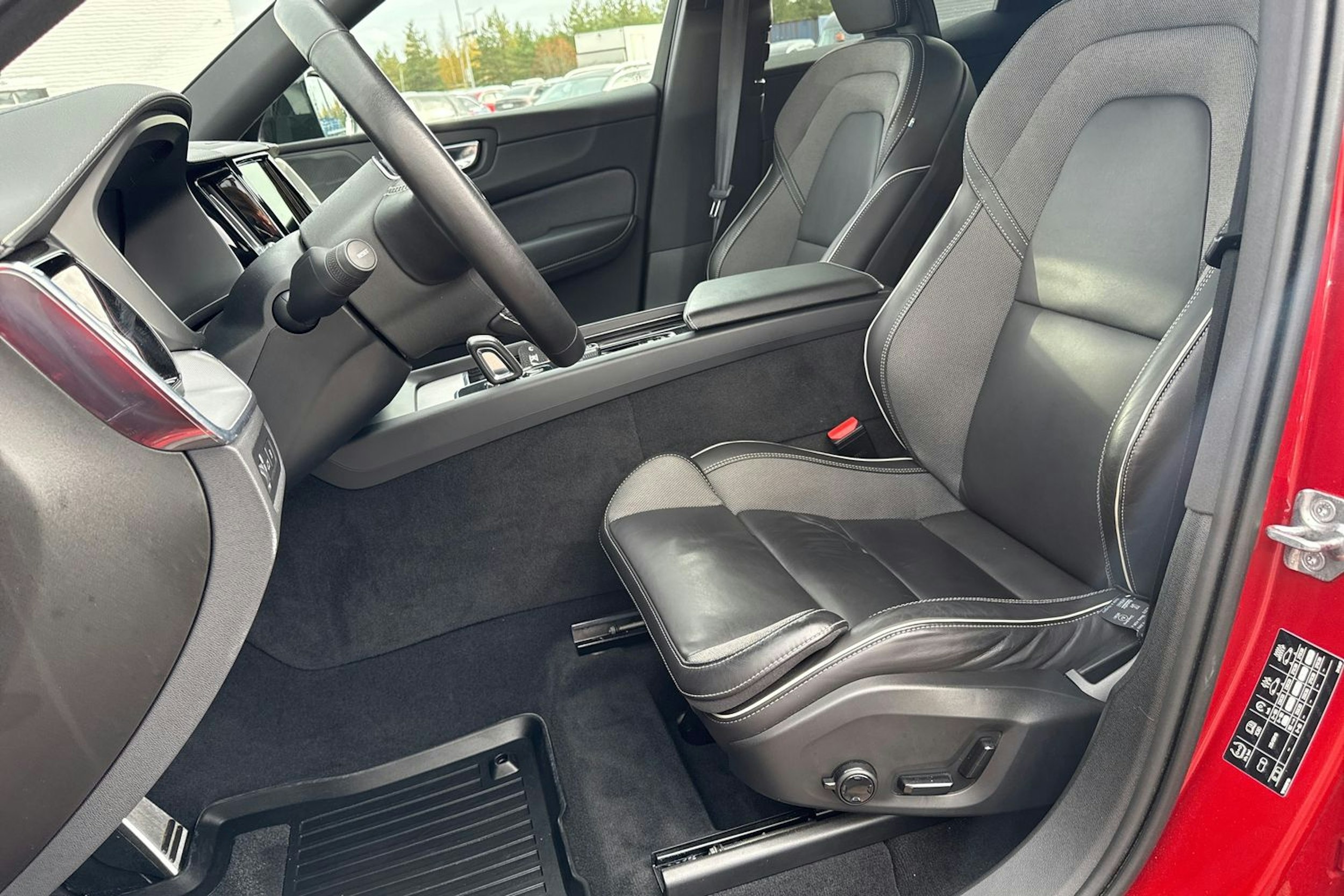 punainen Volvo XC60 2021 kuva 25.