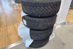 punainen Volvo XC60 2021 kuva 32.
