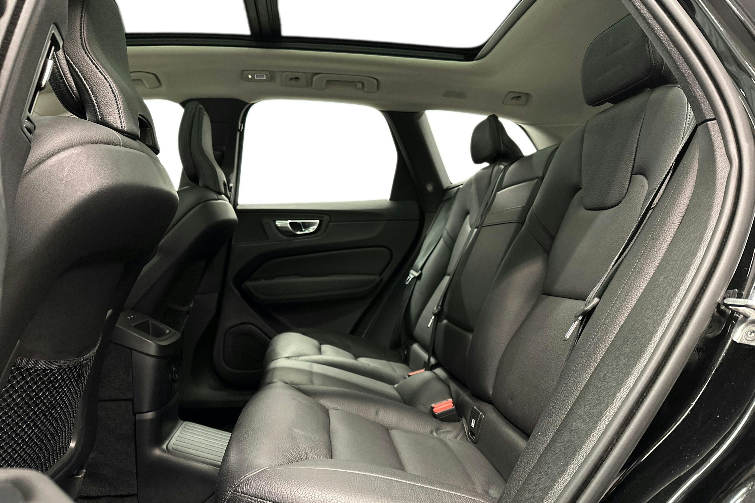 musta Volvo XC60 2021 kuva 10.