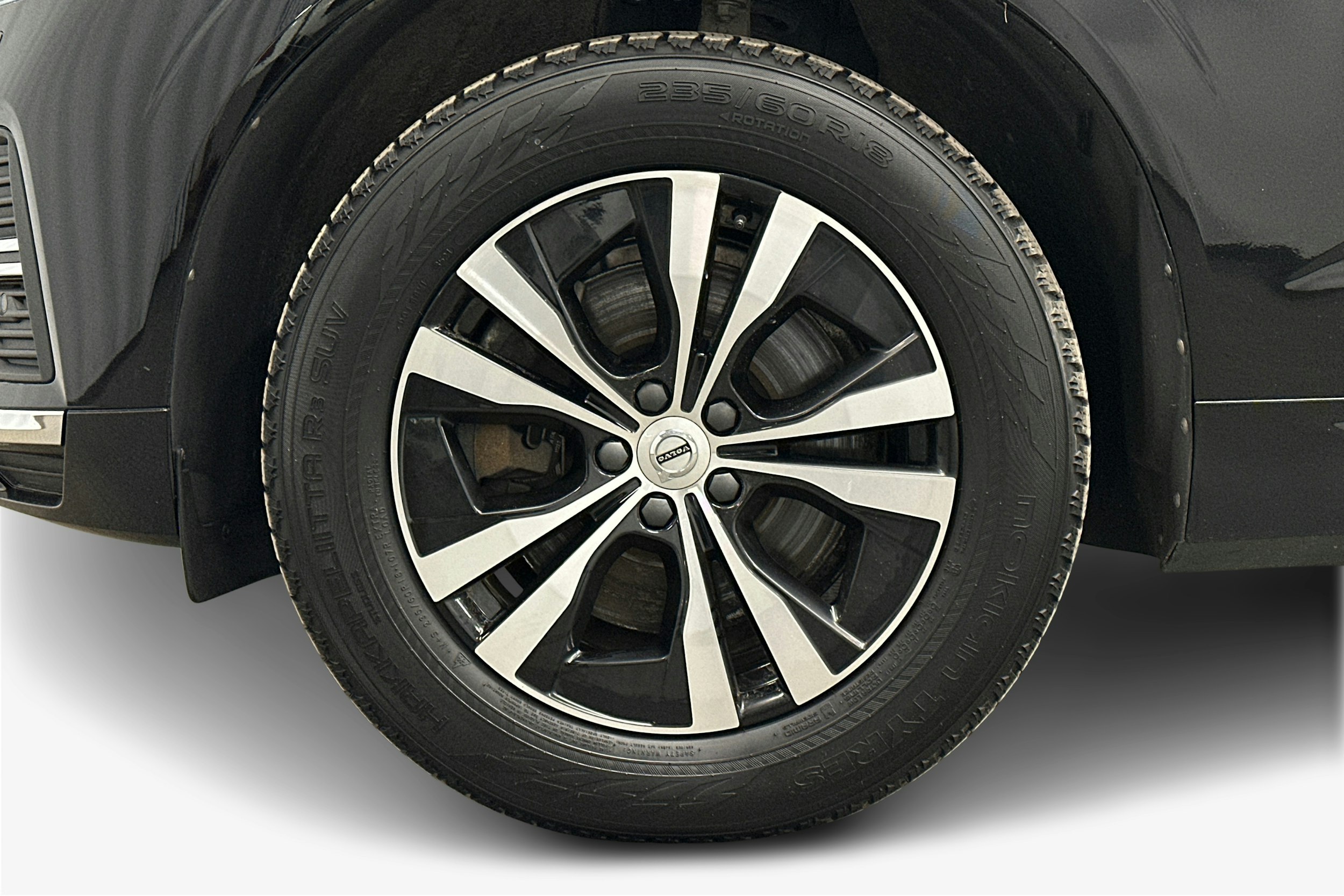 musta Volvo XC60 2021 kuva 11.