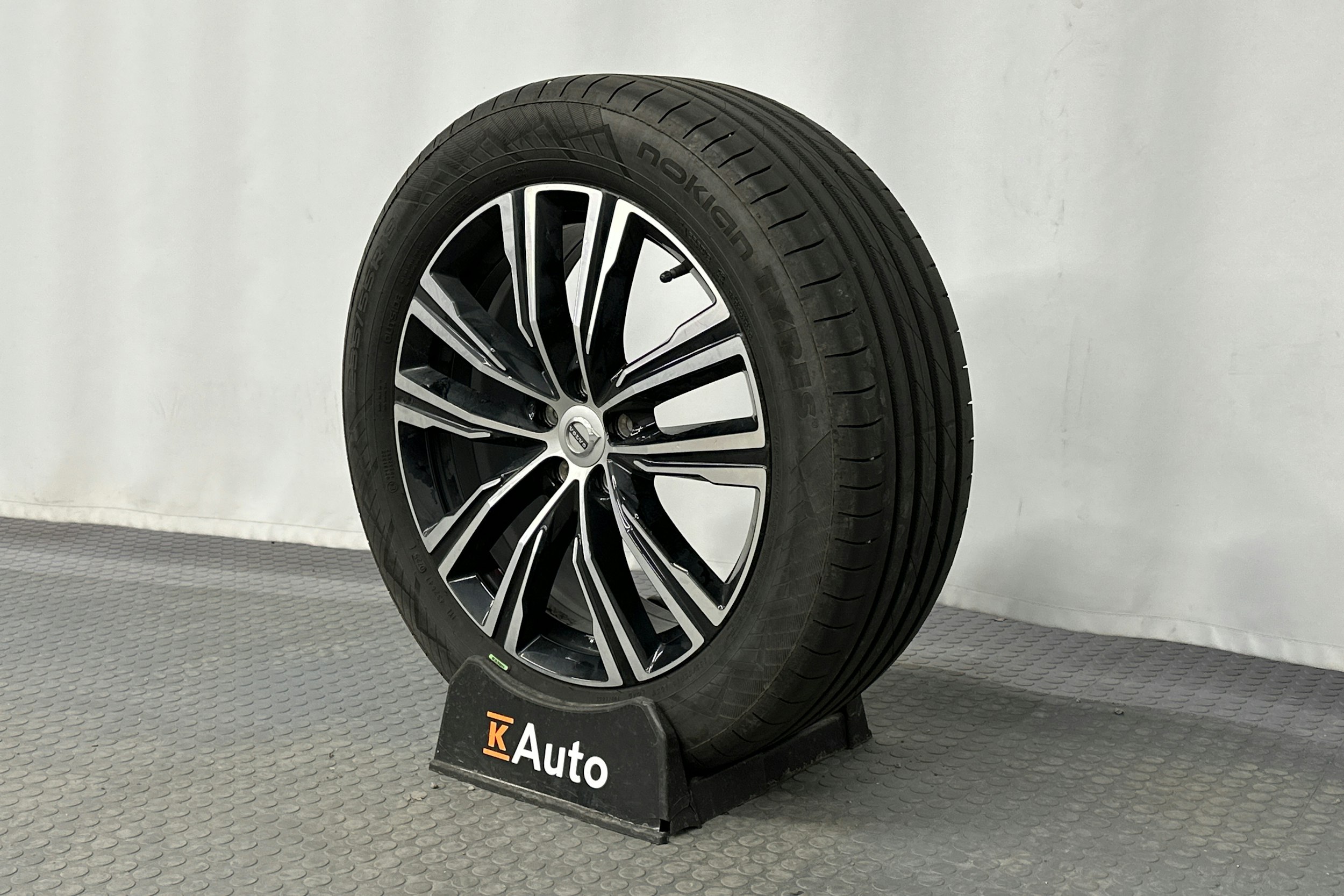 musta Volvo XC60 2021 kuva 13.