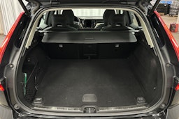 musta Volvo XC60 2021 kuva 14.