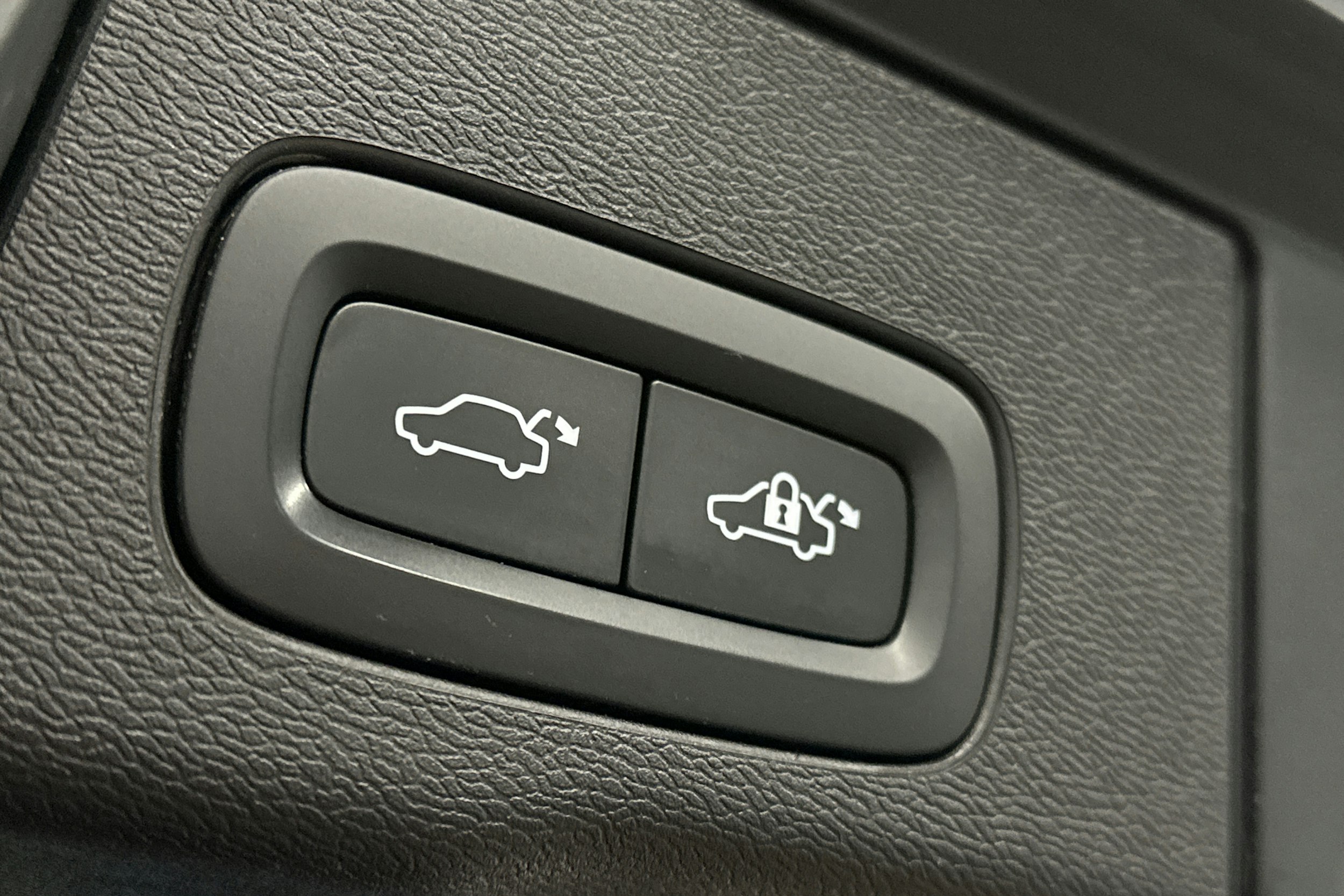 musta Volvo XC60 2021 kuva 15.