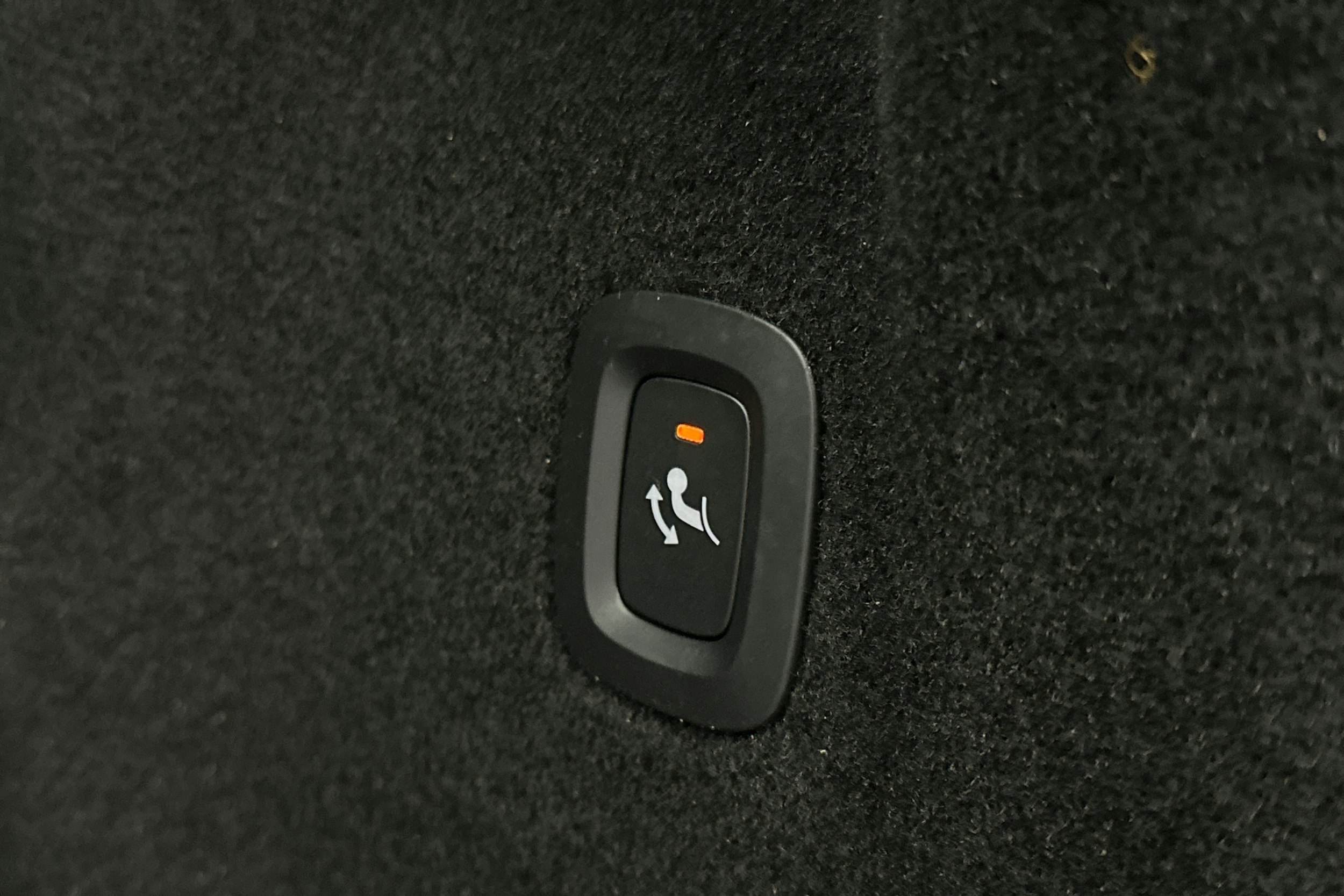 musta Volvo XC60 2021 kuva 16.