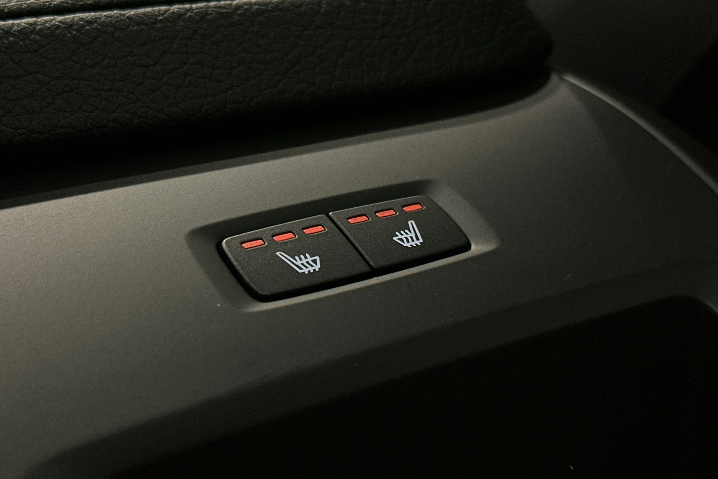 musta Volvo XC60 2021 kuva 17.