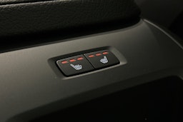 musta Volvo XC60 2021 kuva 17.