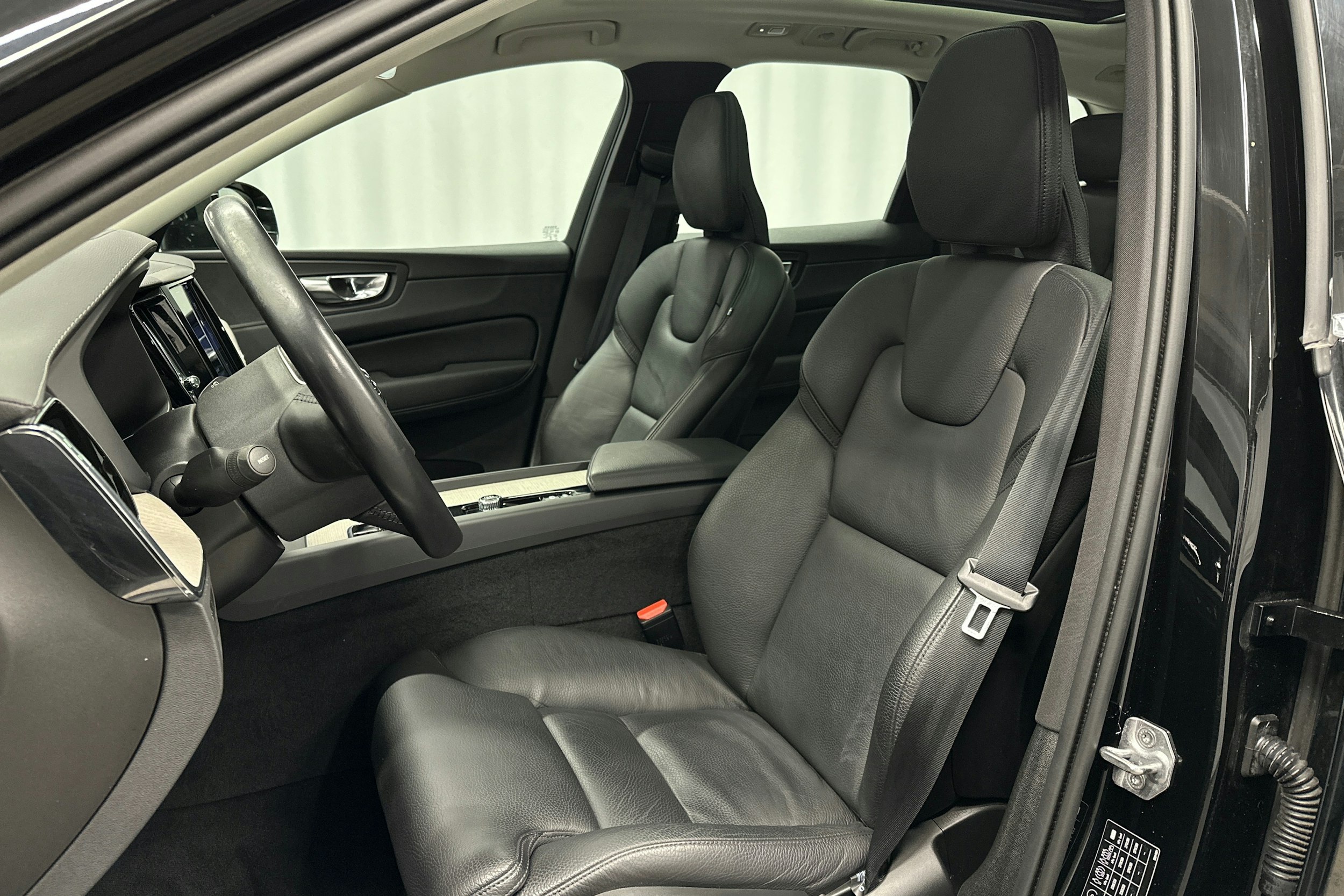 musta Volvo XC60 2021 kuva 18.