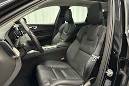 musta Volvo XC60 2021 kuva 18.