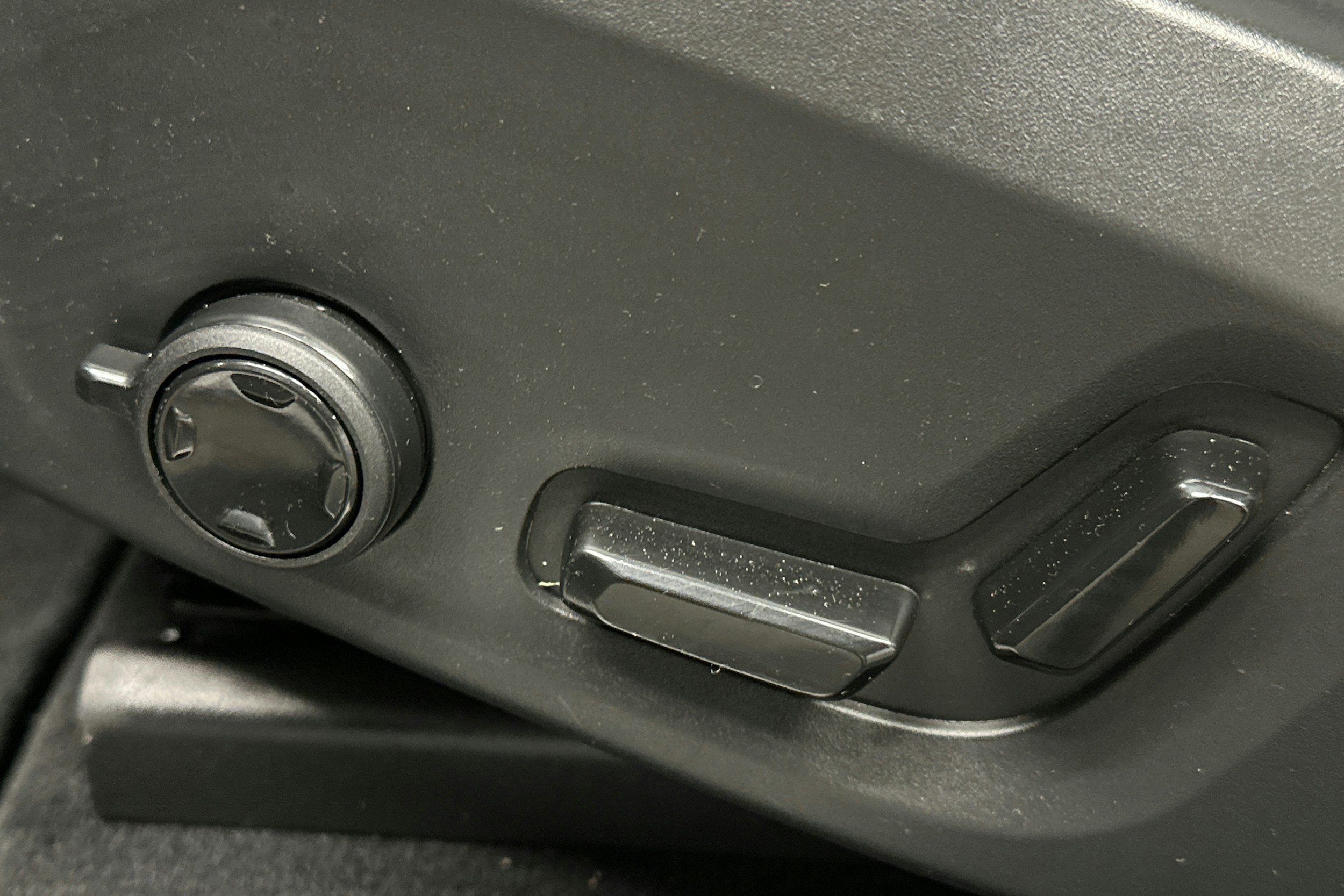 musta Volvo XC60 2021 kuva 19.