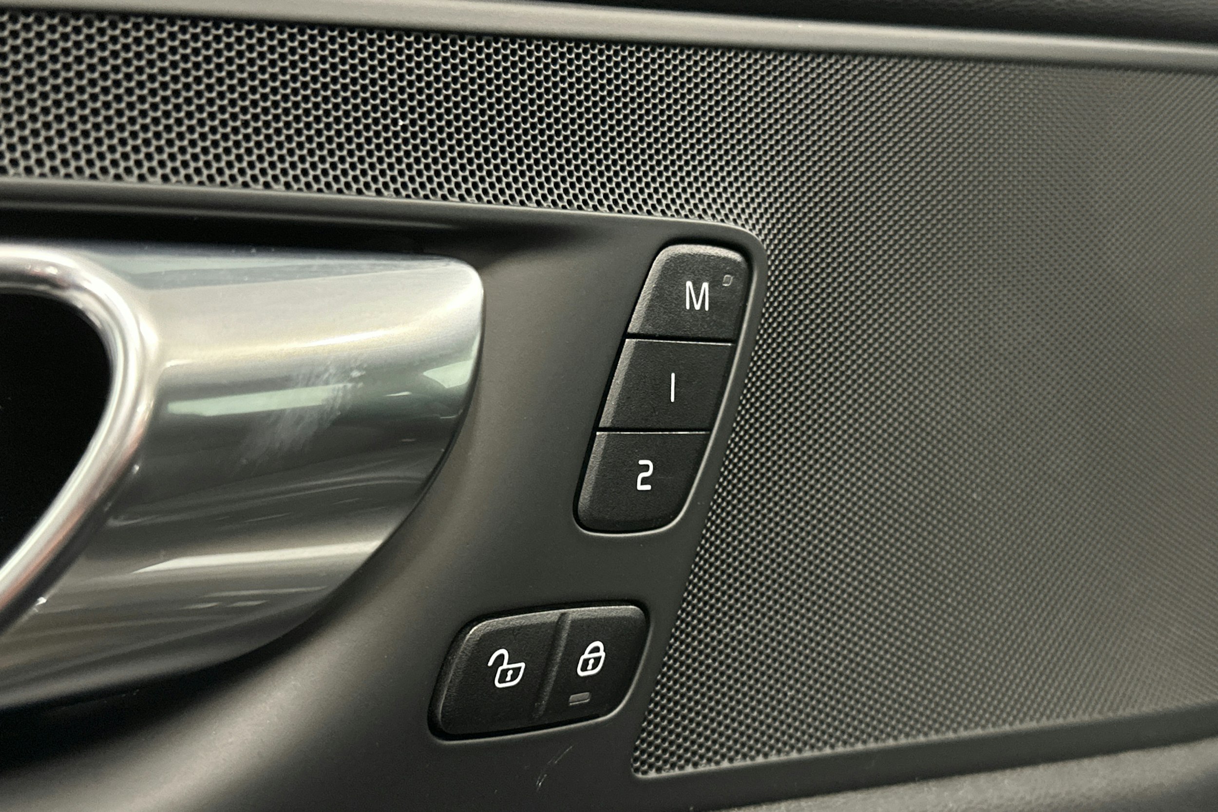 musta Volvo XC60 2021 kuva 20.