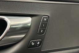 musta Volvo XC60 2021 kuva 20.