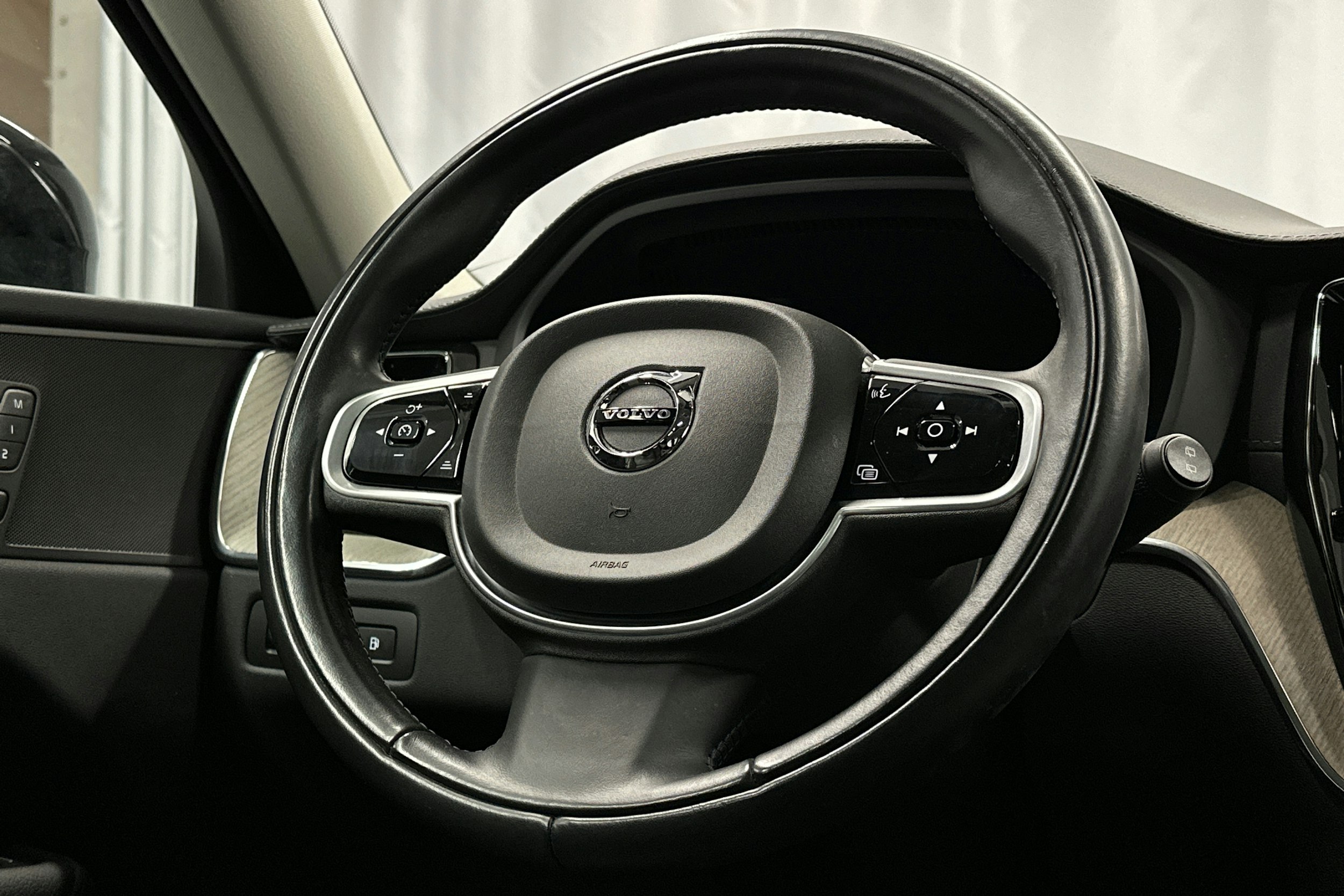 musta Volvo XC60 2021 kuva 21.