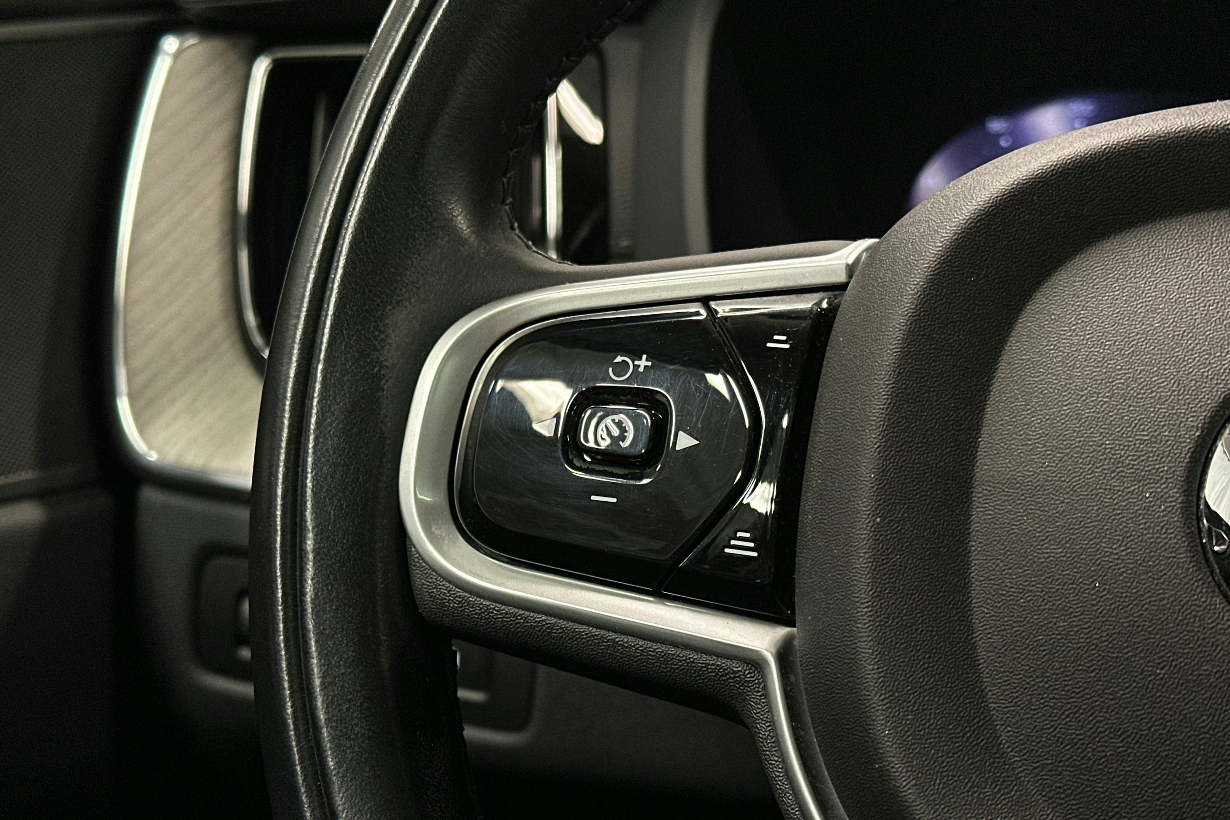 musta Volvo XC60 2021 kuva 22.