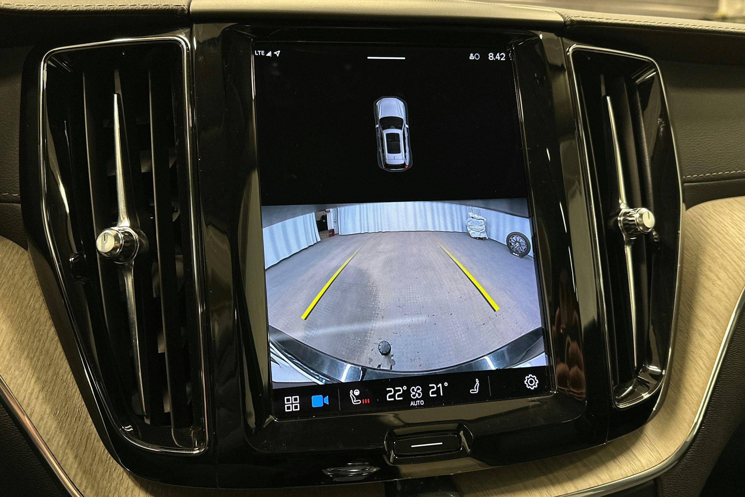 musta Volvo XC60 2021 kuva 28.