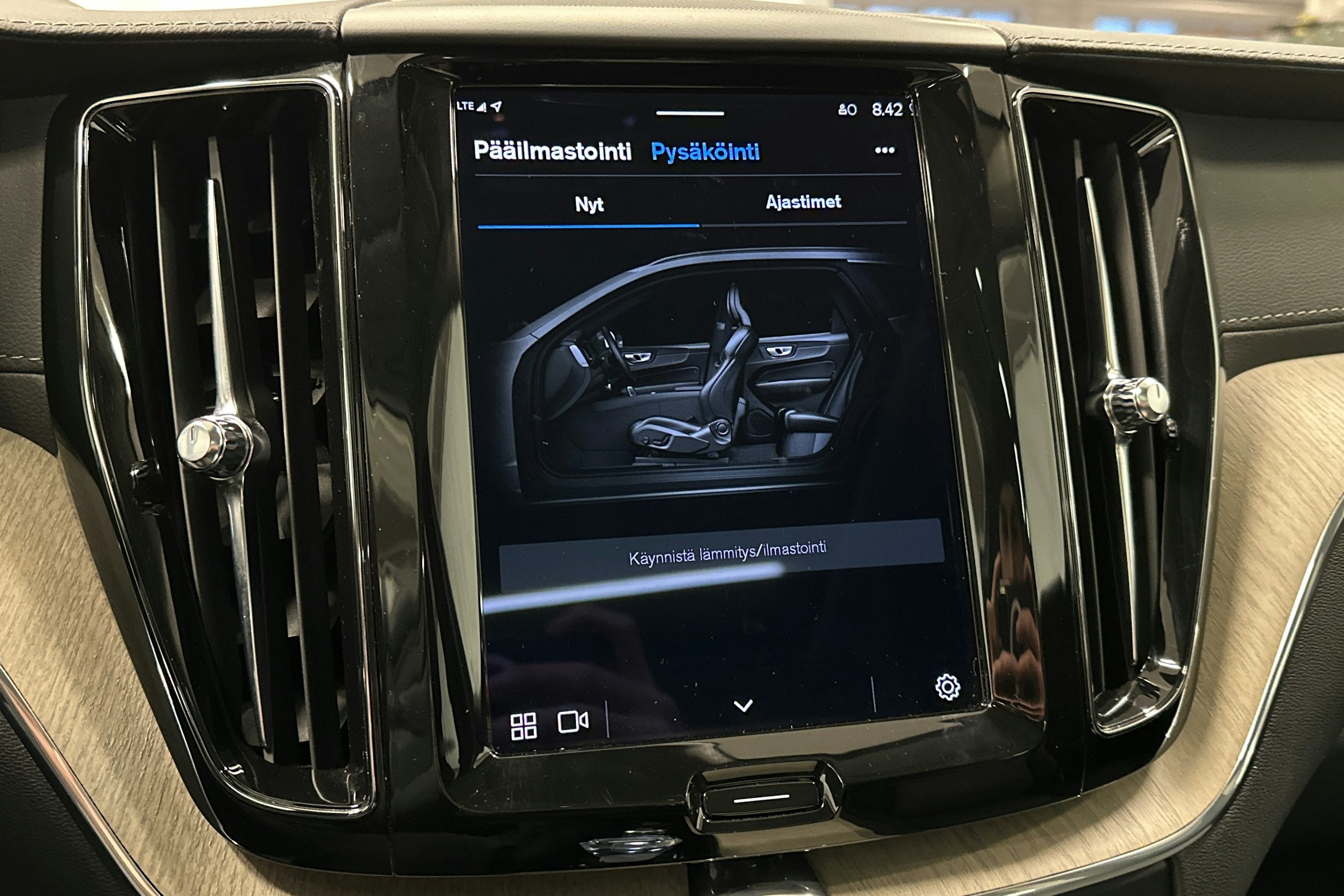 musta Volvo XC60 2021 kuva 29.