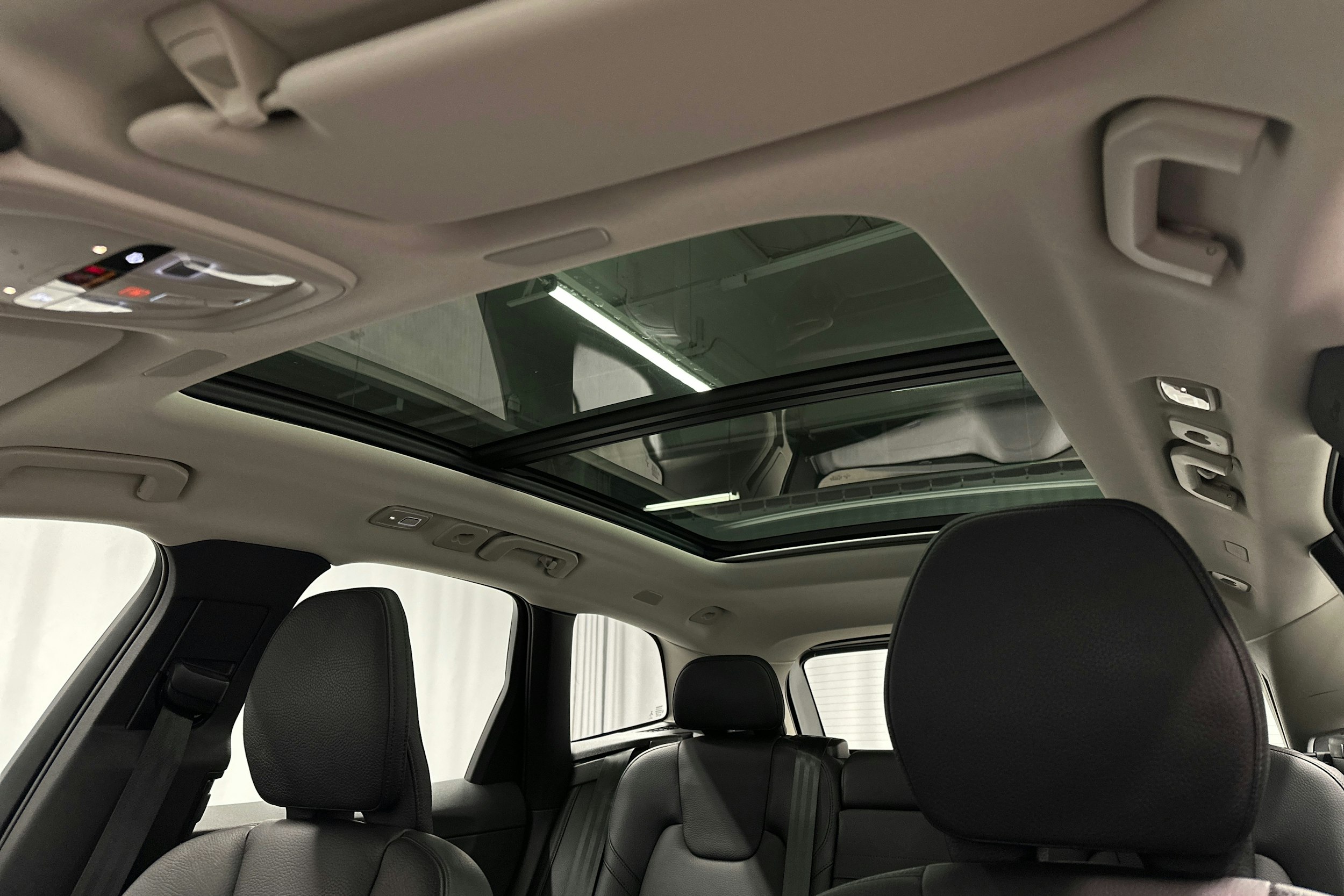 musta Volvo XC60 2021 kuva 32.