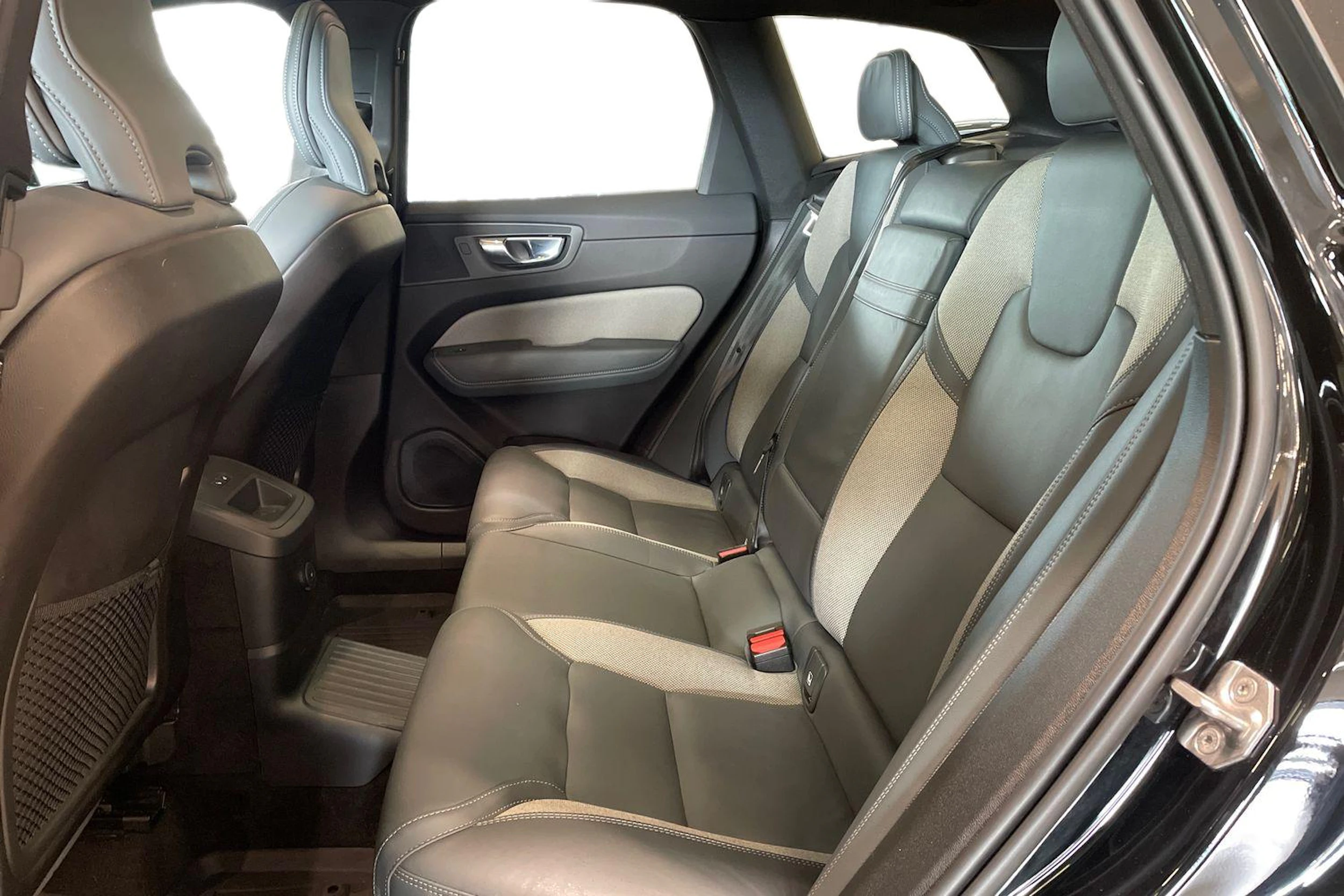musta Volvo XC60 2021 kuva 11.