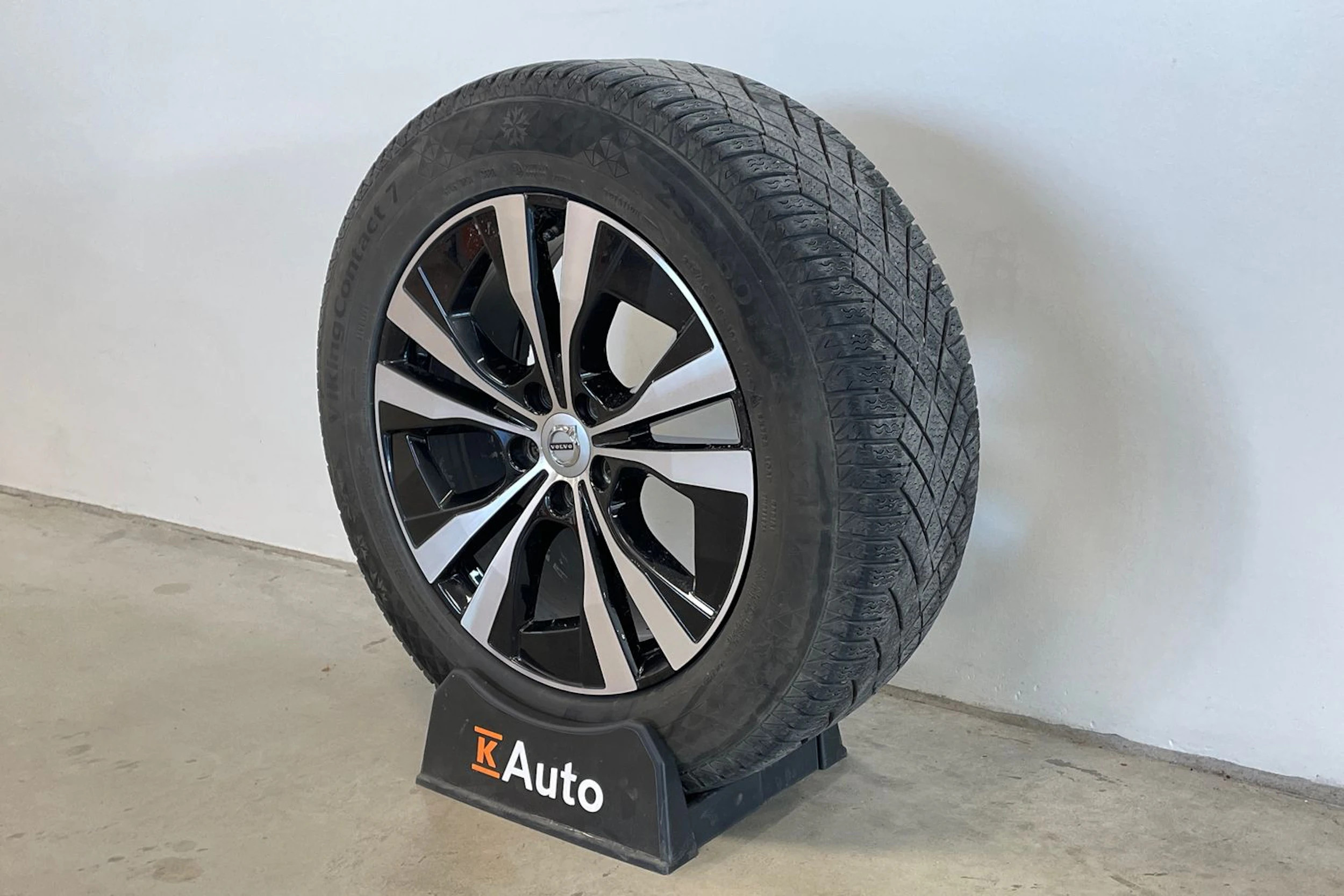 musta Volvo XC60 2021 kuva 13.
