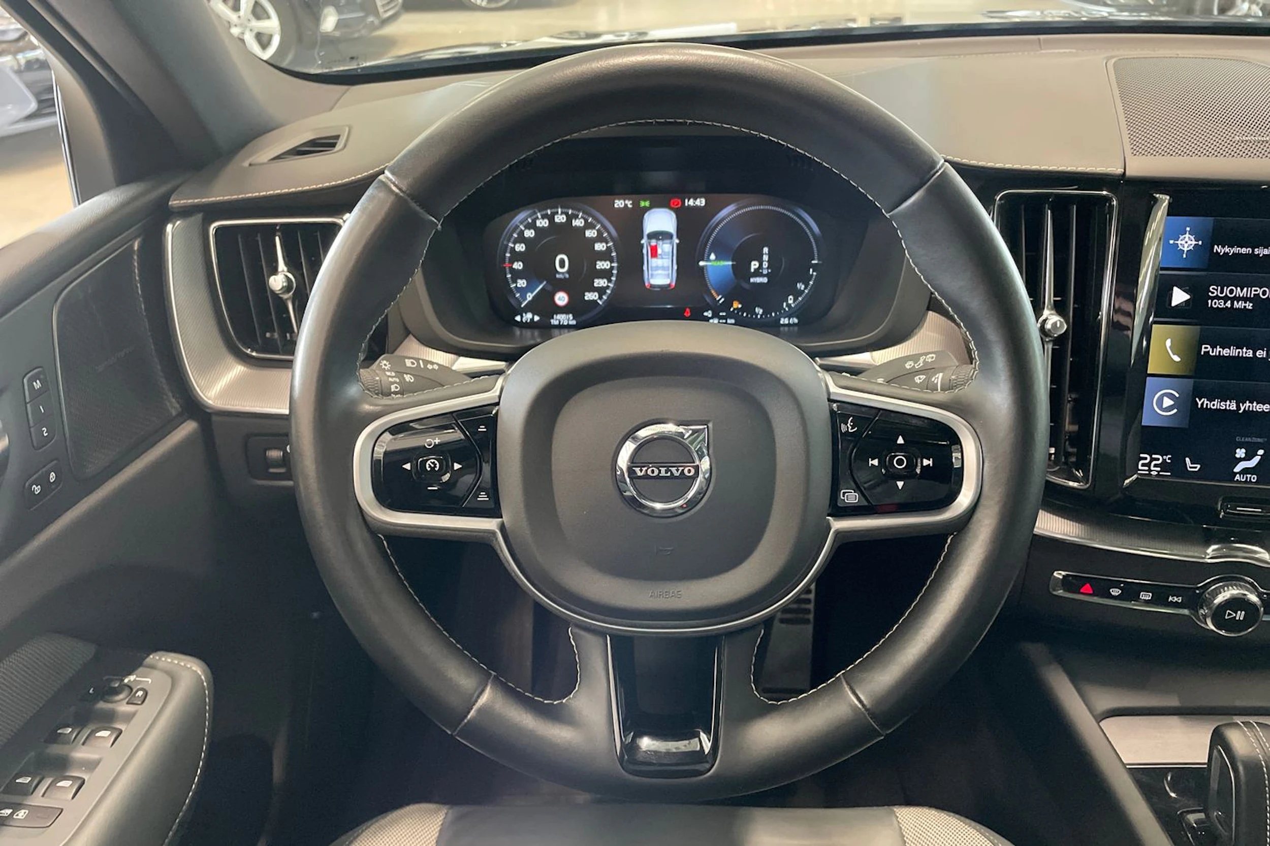 musta Volvo XC60 2021 kuva 18.