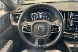 musta Volvo XC60 2021 kuva 18.