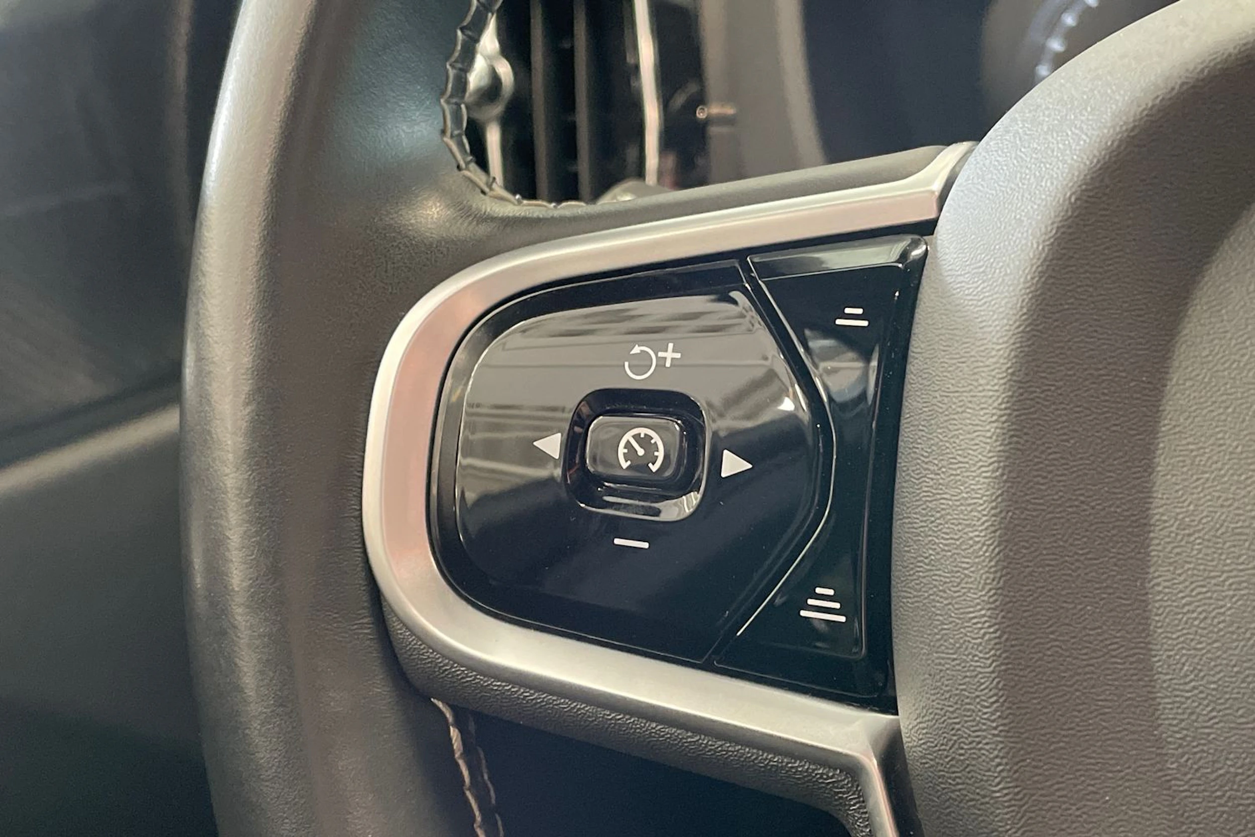 musta Volvo XC60 2021 kuva 20.