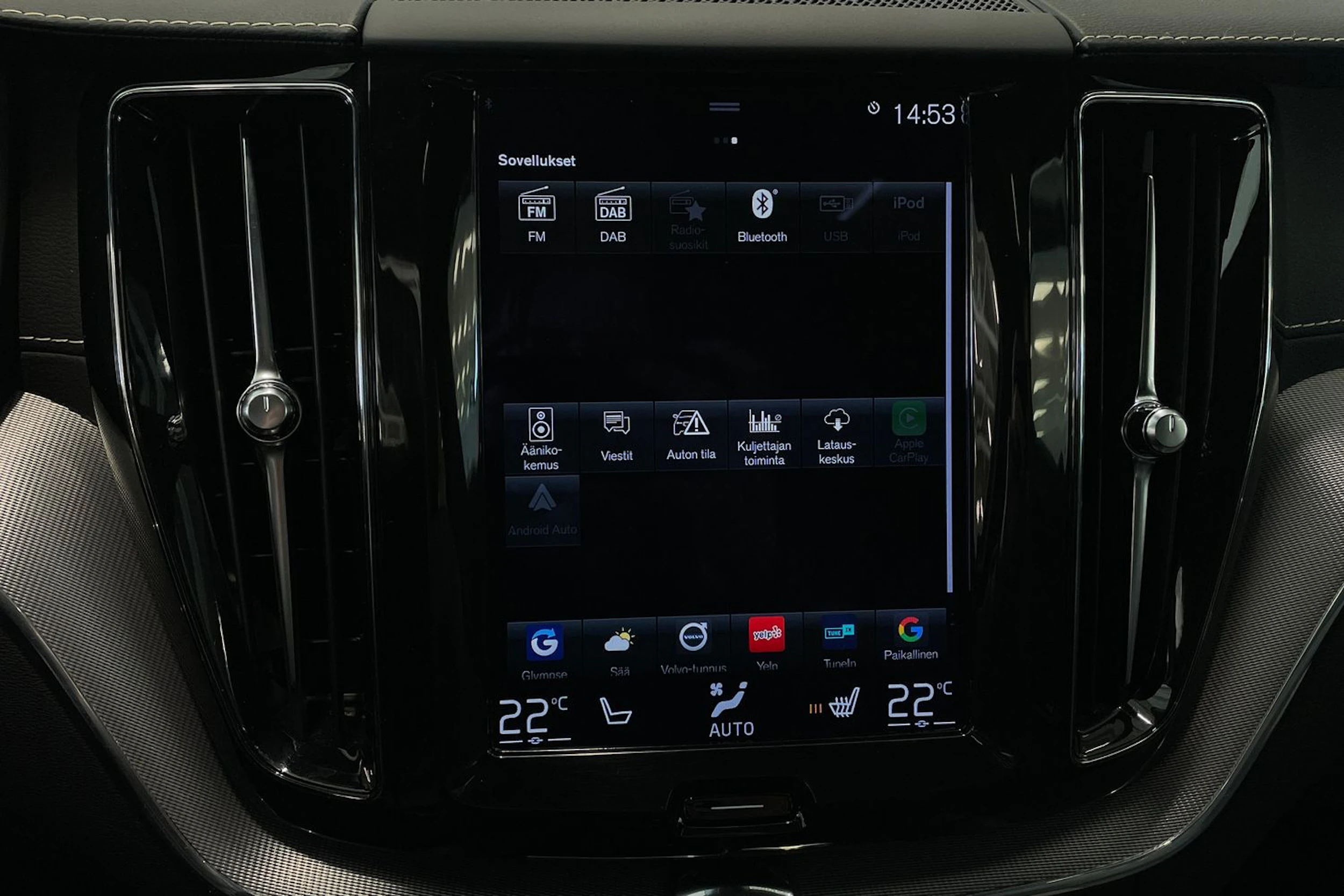 musta Volvo XC60 2021 kuva 24.