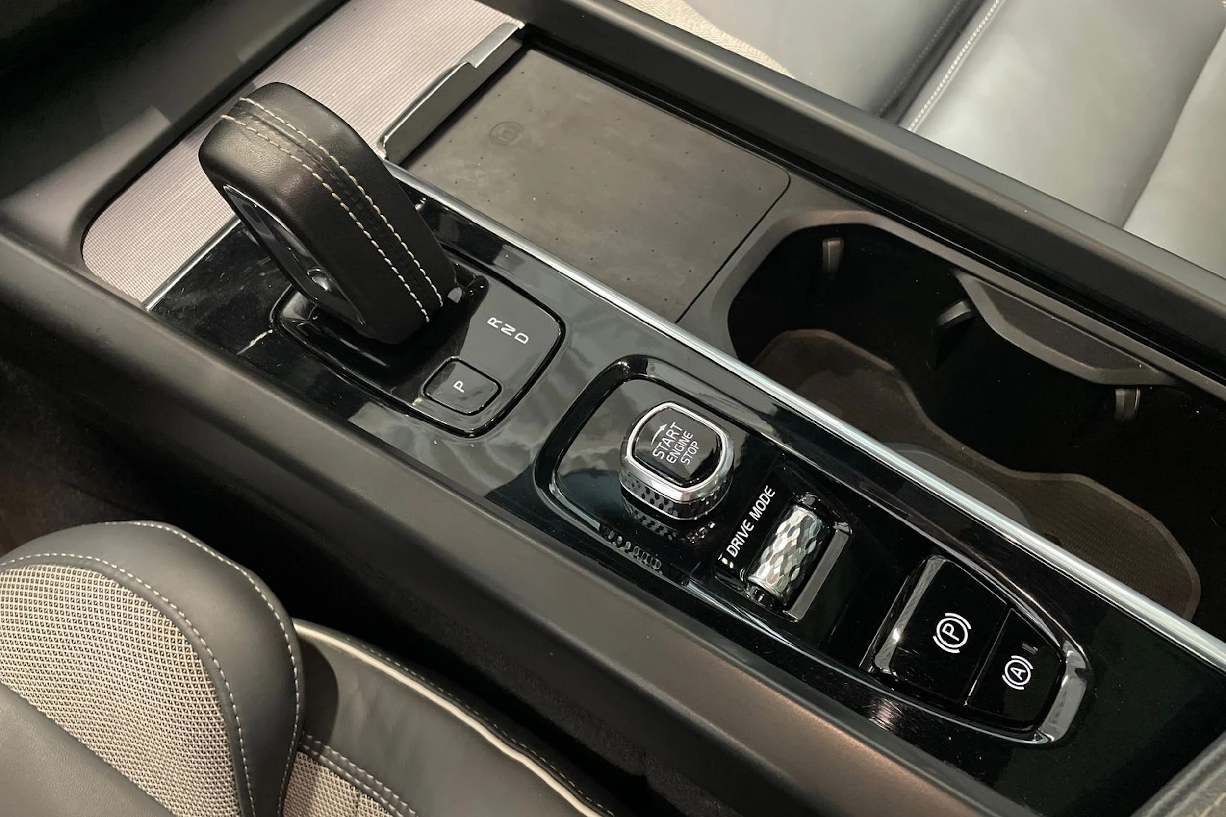 musta Volvo XC60 2021 kuva 30.