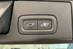musta Volvo XC60 2021 kuva 33.