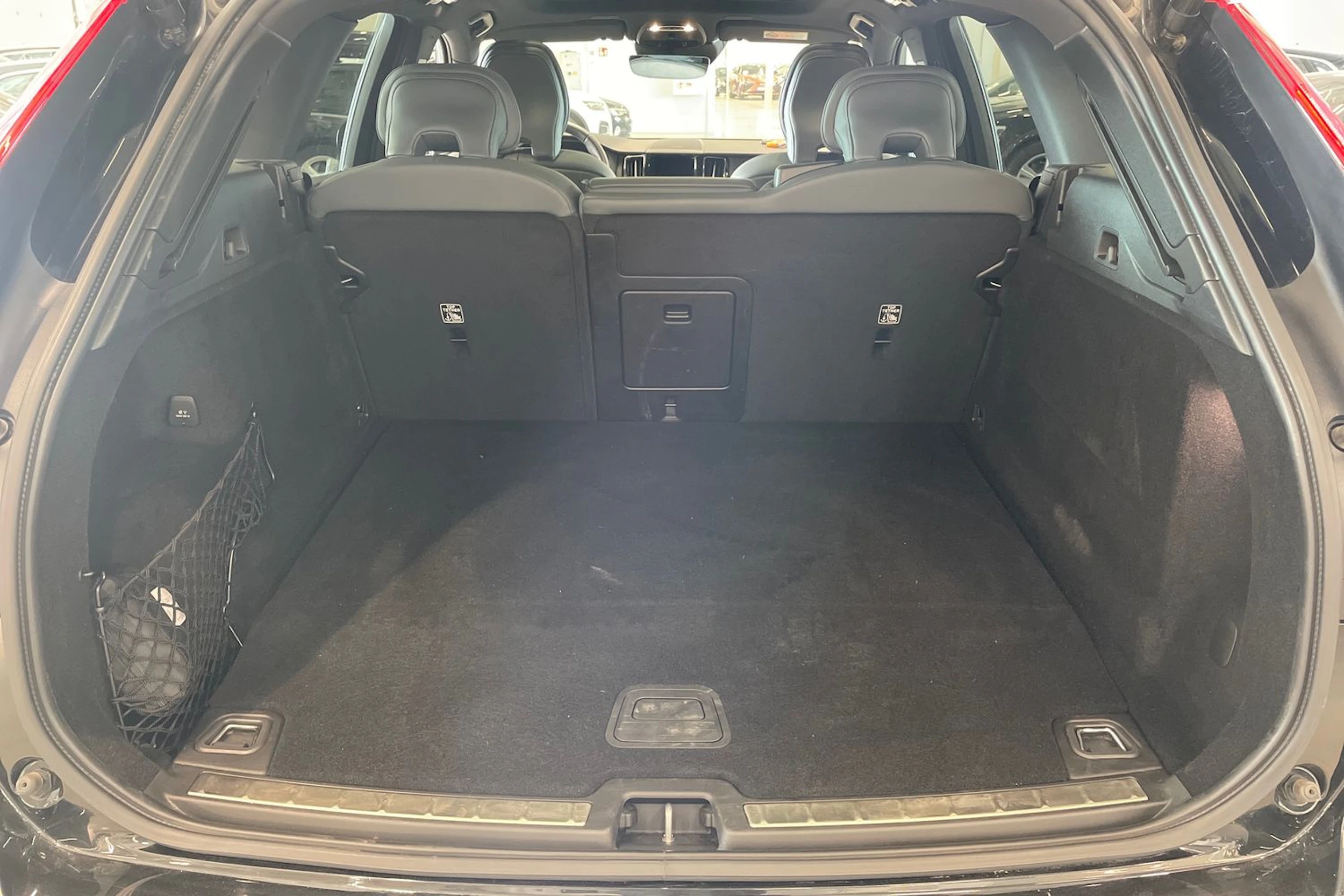 musta Volvo XC60 2021 kuva 34.