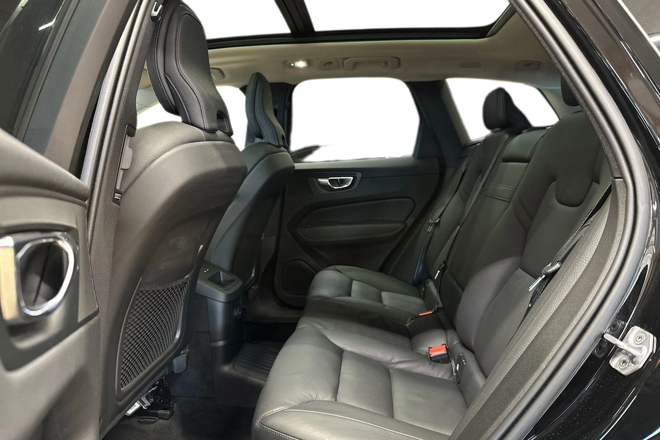 musta Volvo XC60 2022 kuva 8.