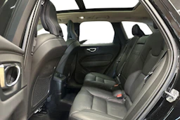 musta Volvo XC60 2022 kuva 8.