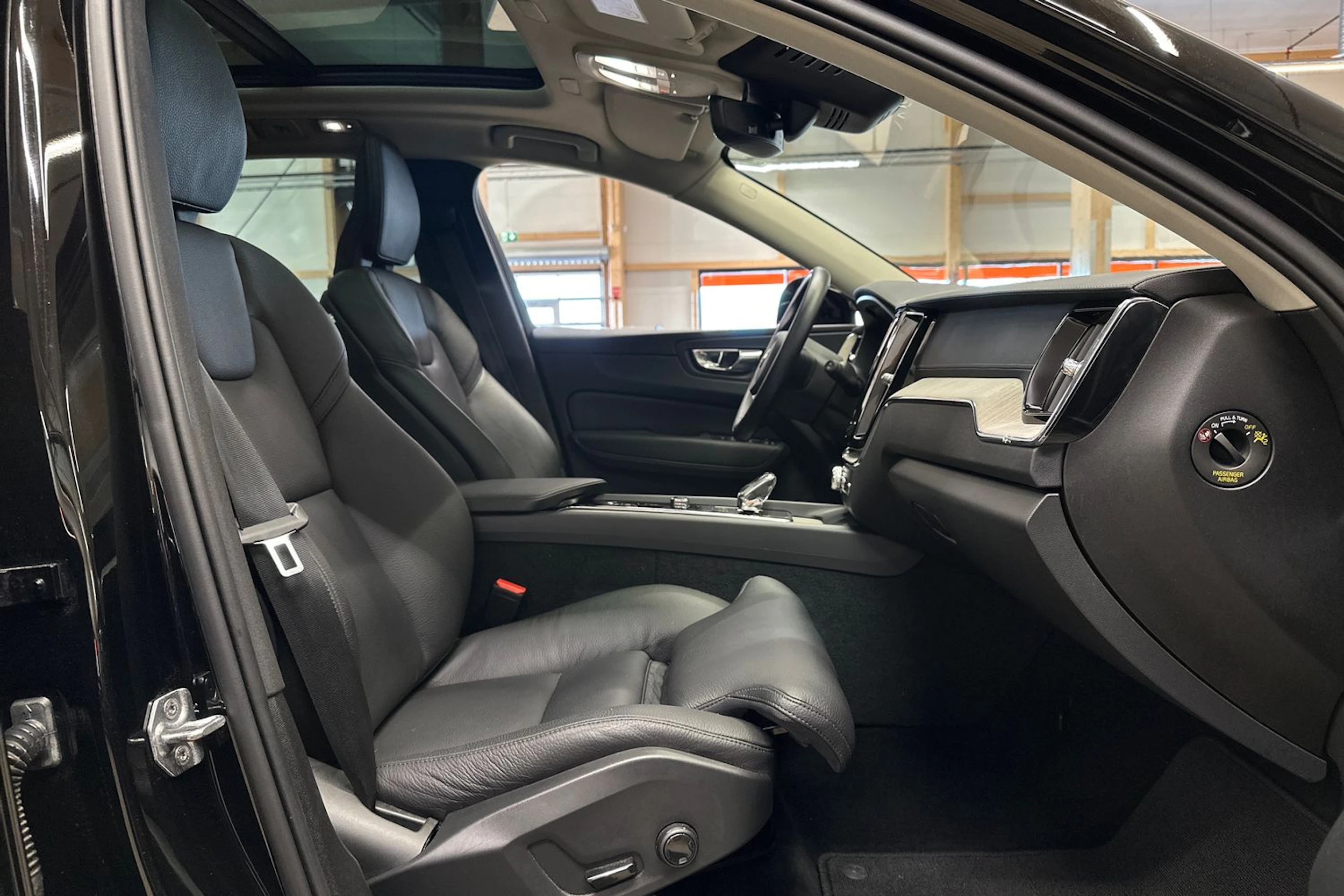 musta Volvo XC60 2022 kuva 11.
