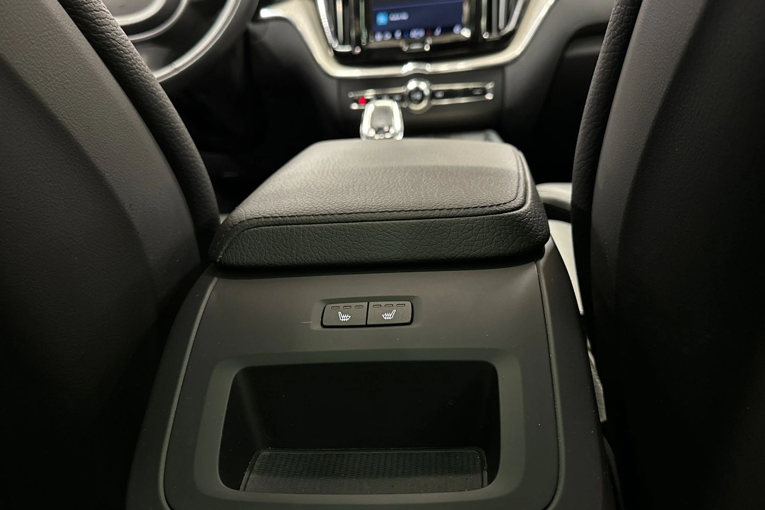 musta Volvo XC60 2022 kuva 12.