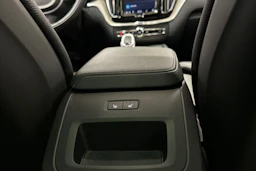 musta Volvo XC60 2022 kuva 12.