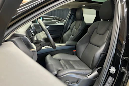 musta Volvo XC60 2022 kuva 13.