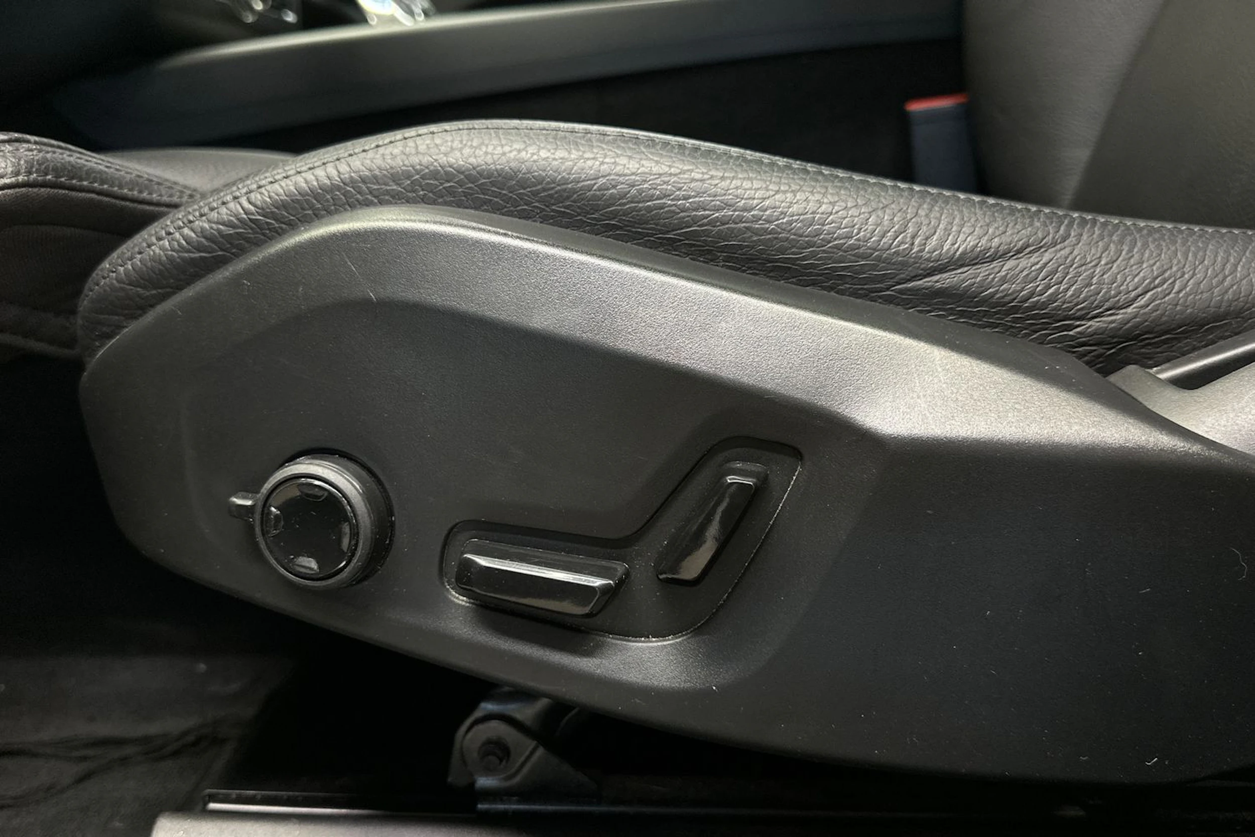 musta Volvo XC60 2022 kuva 14.