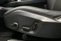 musta Volvo XC60 2022 kuva 14.