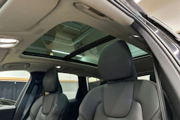 musta Volvo XC60 2022 kuva 15.