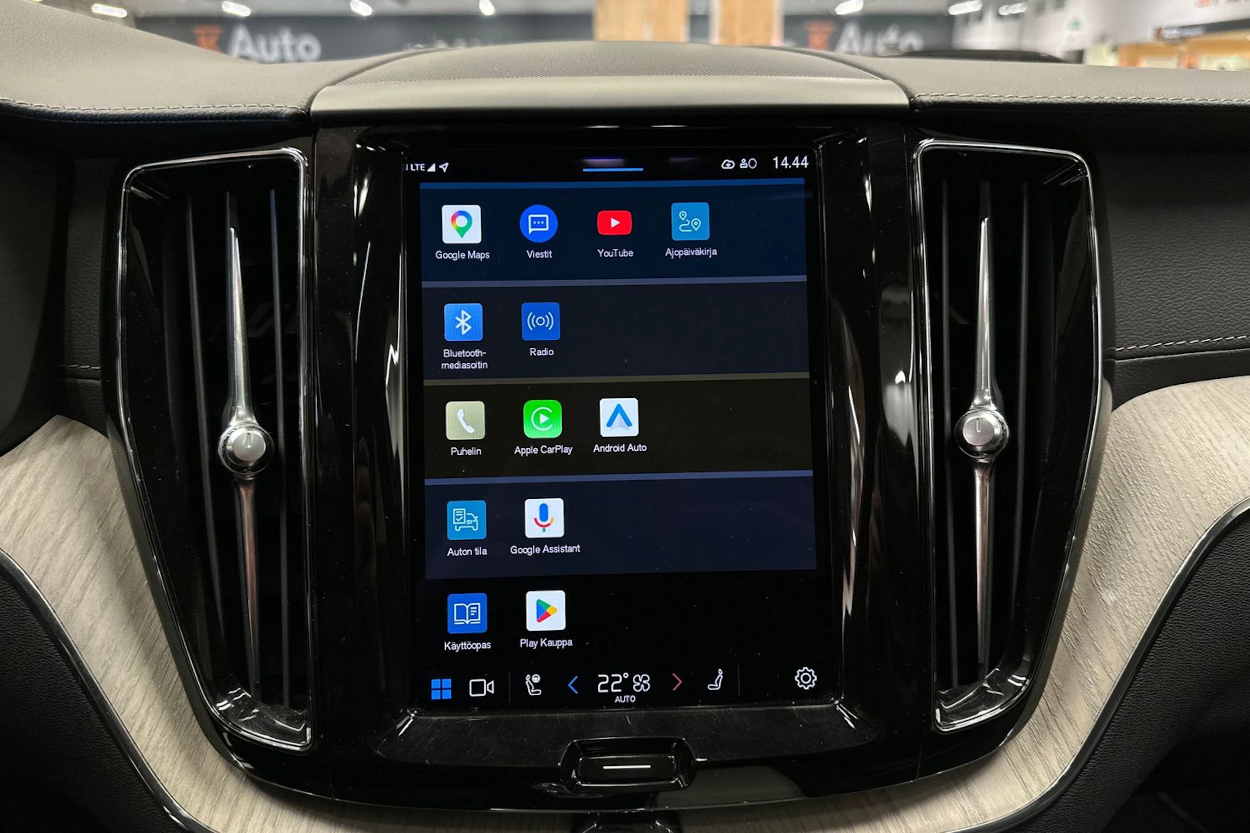 musta Volvo XC60 2022 kuva 17.