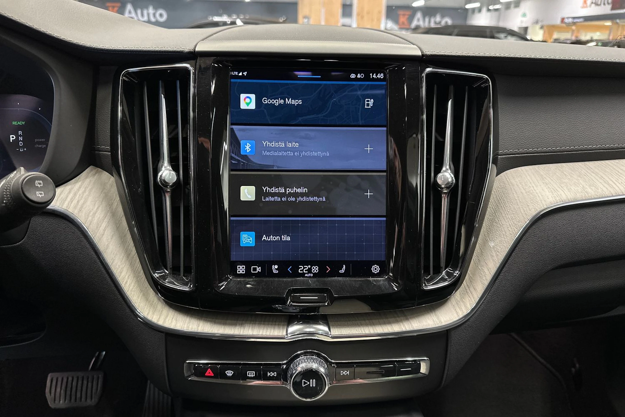 musta Volvo XC60 2022 kuva 19.