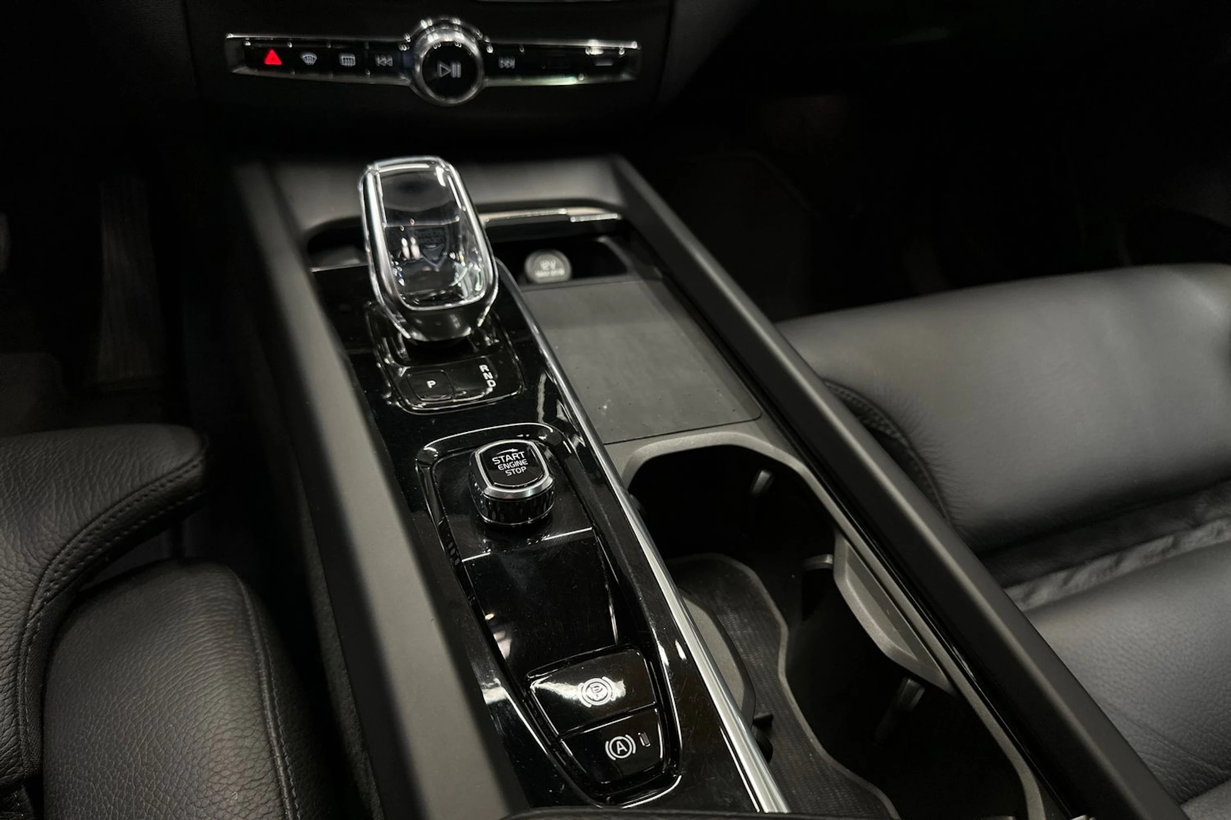 musta Volvo XC60 2022 kuva 20.