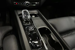musta Volvo XC60 2022 kuva 20.