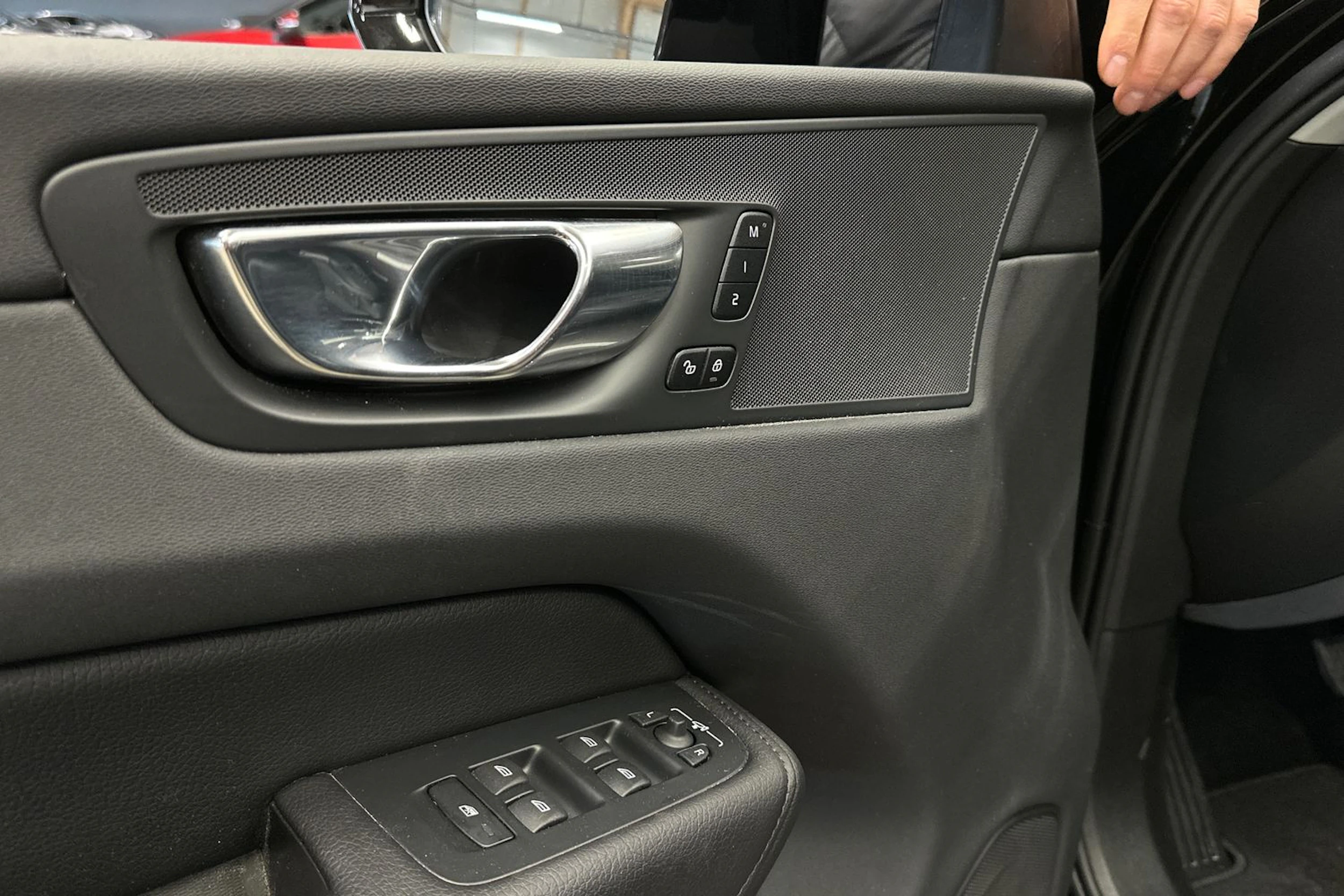 musta Volvo XC60 2022 kuva 22.